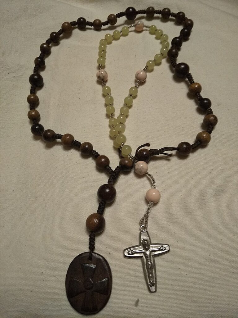 Kako se moli krunica - potpuni vodič za sve vrste 6 Krunica položena na molitvenu knjigu - Obendorf, CC0, via Wikimedia Commons