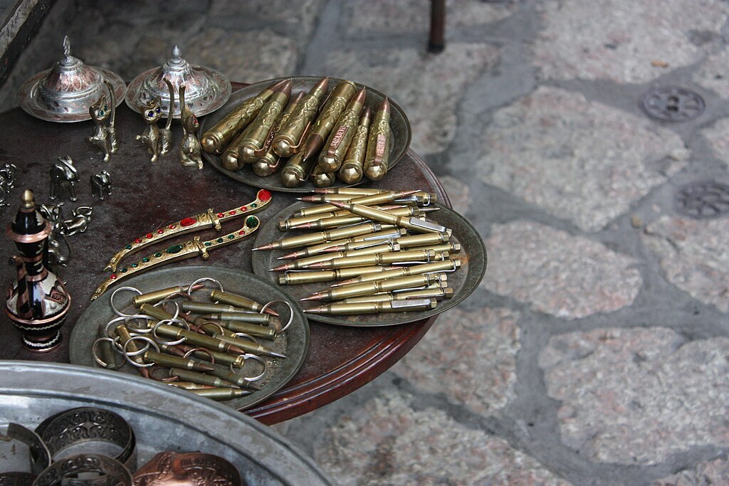 Bosna i Hercegovina da li je sigurno putovati i posjetiti je ? 4 Suveniri u Baščaršiji, Sarajevo – olovke i privjesci nalik granatama - stanlekub, CC BY-SA 3.0, via Wikimedia Commons