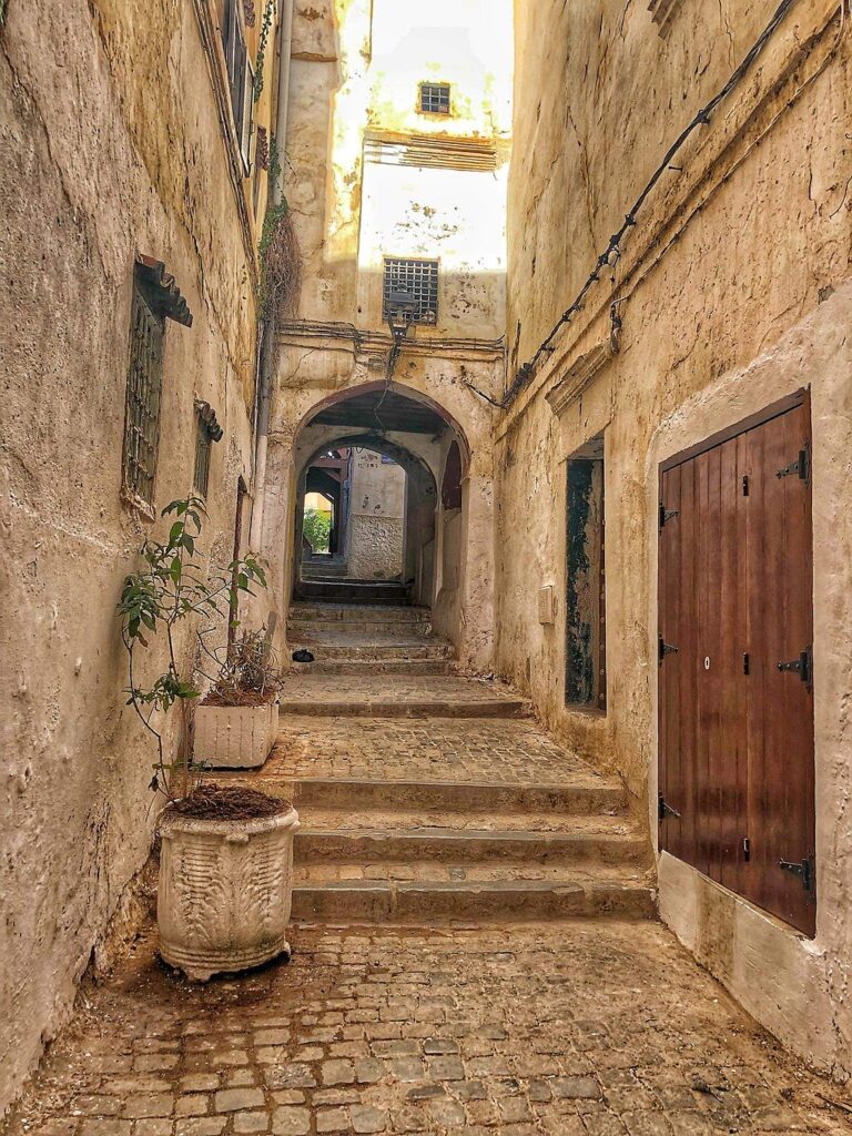 Ulica u Kasbi Alžira sa stepenicama i uskim zidovima - Thiguemi Abersi, CC BY-SA 4.0, via Wikimedia Commons
