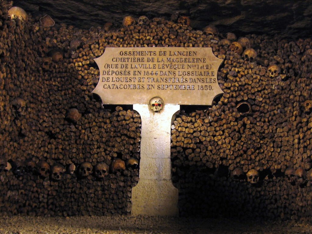 Povijesna fotografija unutrašnjosti pariških katakombi iz 1844. godine. - 

1 ⁄ 1

More details
Catacombes de Paris edit, CC BY-SA 3.0, Wikimedia Commons
