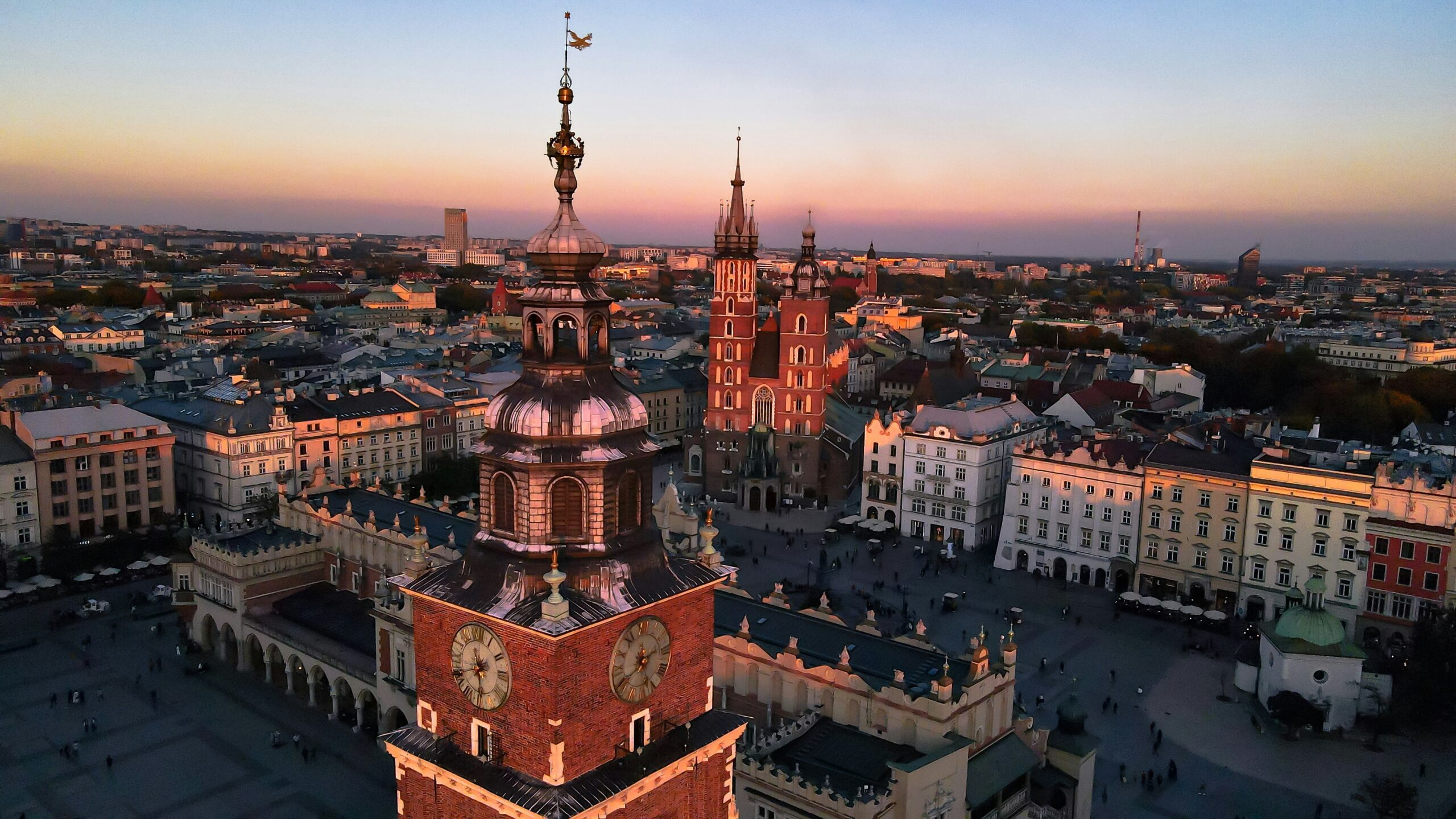 Krakow: history, St. Mary's Church and a visit to Auschwitz-Birkenau - Photo by Kevin Perez Camacho on Unsplash