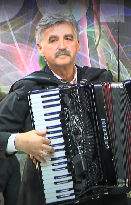 Dragan Stojković Bosanac biografija harmonikaša, kompozitora - Kanal Televizije Sehara i Amil Biščanin, CC BY 3.0 , via Wikimedia Commons