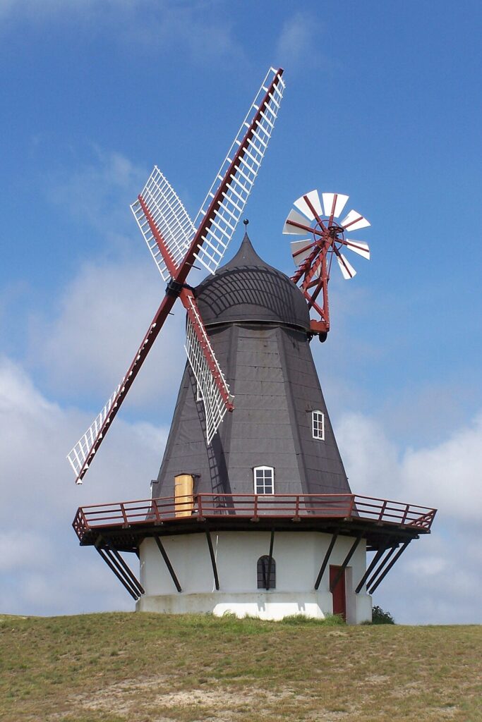 Windmill from 1895 in the village of Sønderho on Fanø Island - CNYBORG, CC BY-SA 3.0, Via Wikimedia Commons