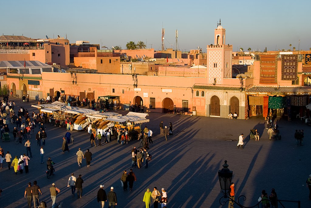 Marakeš - srce Maroka: Trg žonglera, Medina i Majorella 4 Pogled na trg Djemaa el Fna u Marakešu pred sumrak - Michal Osmenda from Brussels, Belgium, CC BY-SA 2.0, via Wikimedia Commons