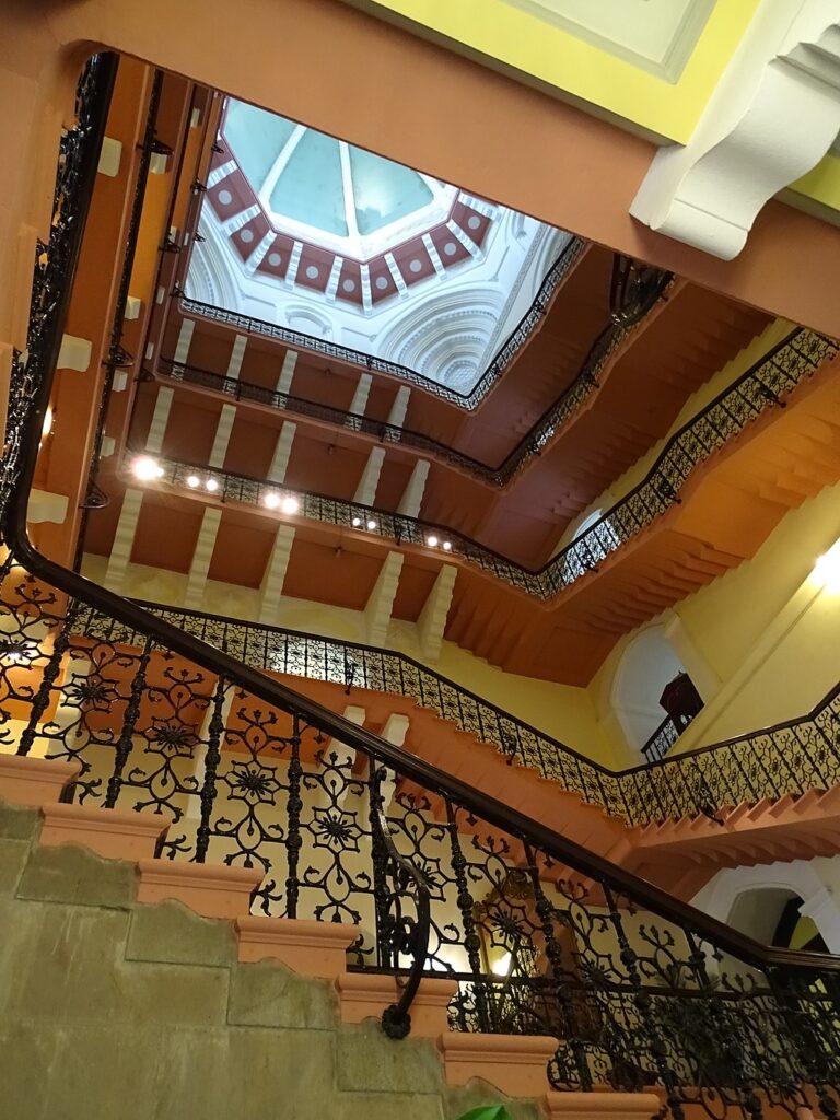 Unutrašnjost hotela Taj Mahal Palace – lobi i stubište - Adam Jones from Kelowna, BC, Canada, CC BY-SA 2.0, via Wikimedia Commons