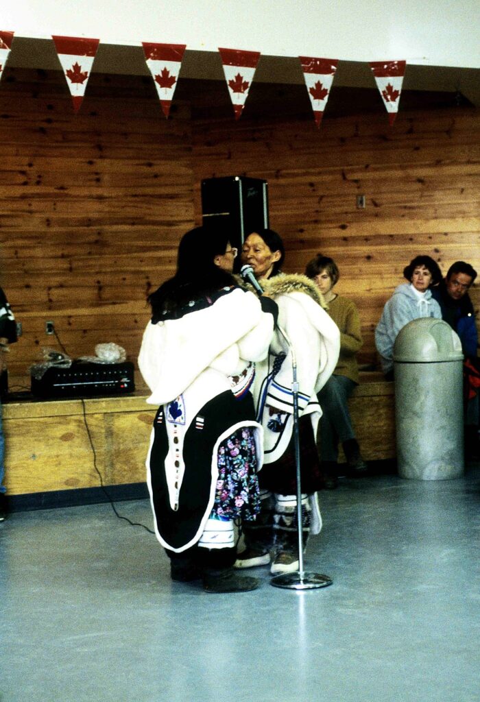 Avantura u Arktiku: Inuiti, Kattajjaq i Susreti s Polarnih Medvjedima 3 Inuitska žena u tradicionalnoj odjeći, sjeverni Arktik - Ansgar Walk, CC BY-SA 2.5, via Wikimedia Commons