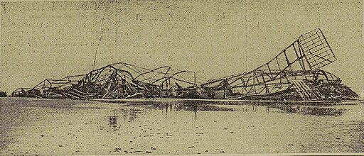 Zeppelin L3 wreck at low tide near Fanø Island circa 1915 - Daily Telegraph, Public Domain, Via Wikimedia Commons