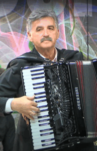 Dragan Stojković Bosanac biografija harmonikaša, kompozitora - Kanal Televizije Sehara i Amil Biščanin, CC BY 3.0 , via Wikimedia Commons