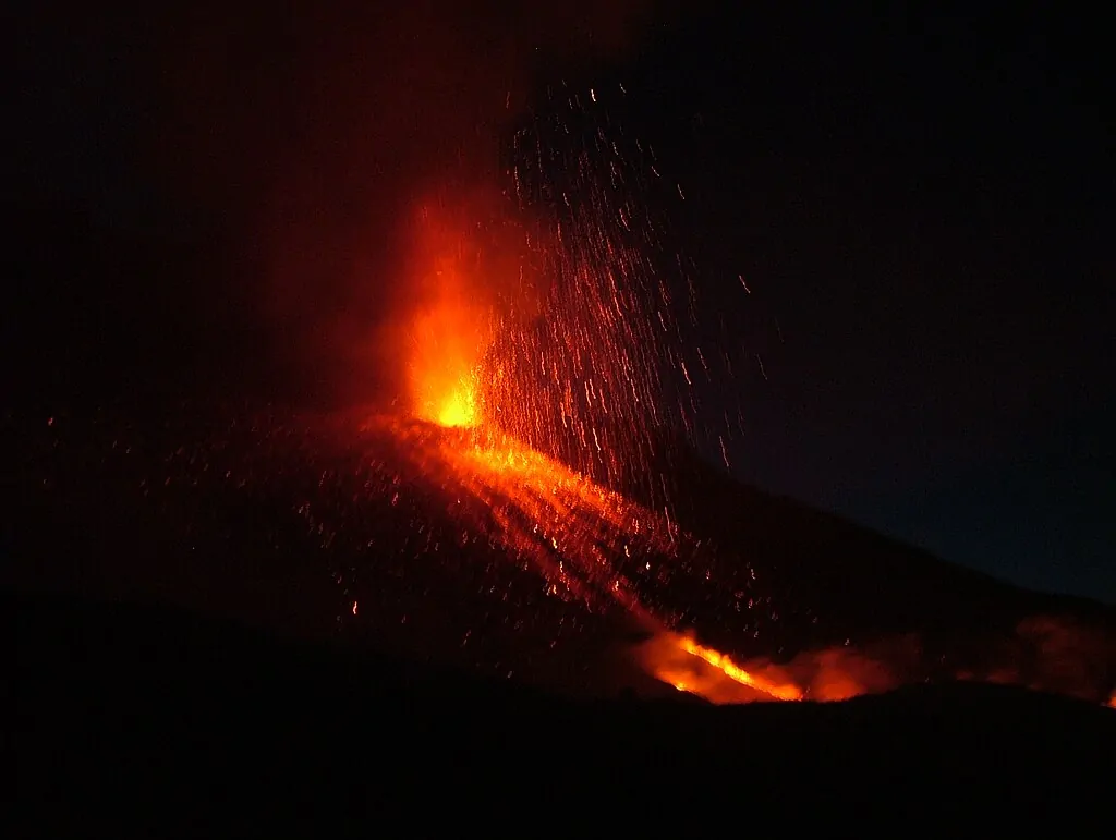 Etna: An incredible experience on the largest active volcano in Europe 2 Mount Etna eruption at night - bright lava and flames from the crater - DavidMPyle, CC BY-SA 4.0, via Wikimedia Commons